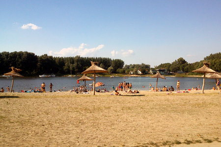Backa Palanka_plaza na Tikvari.jpg